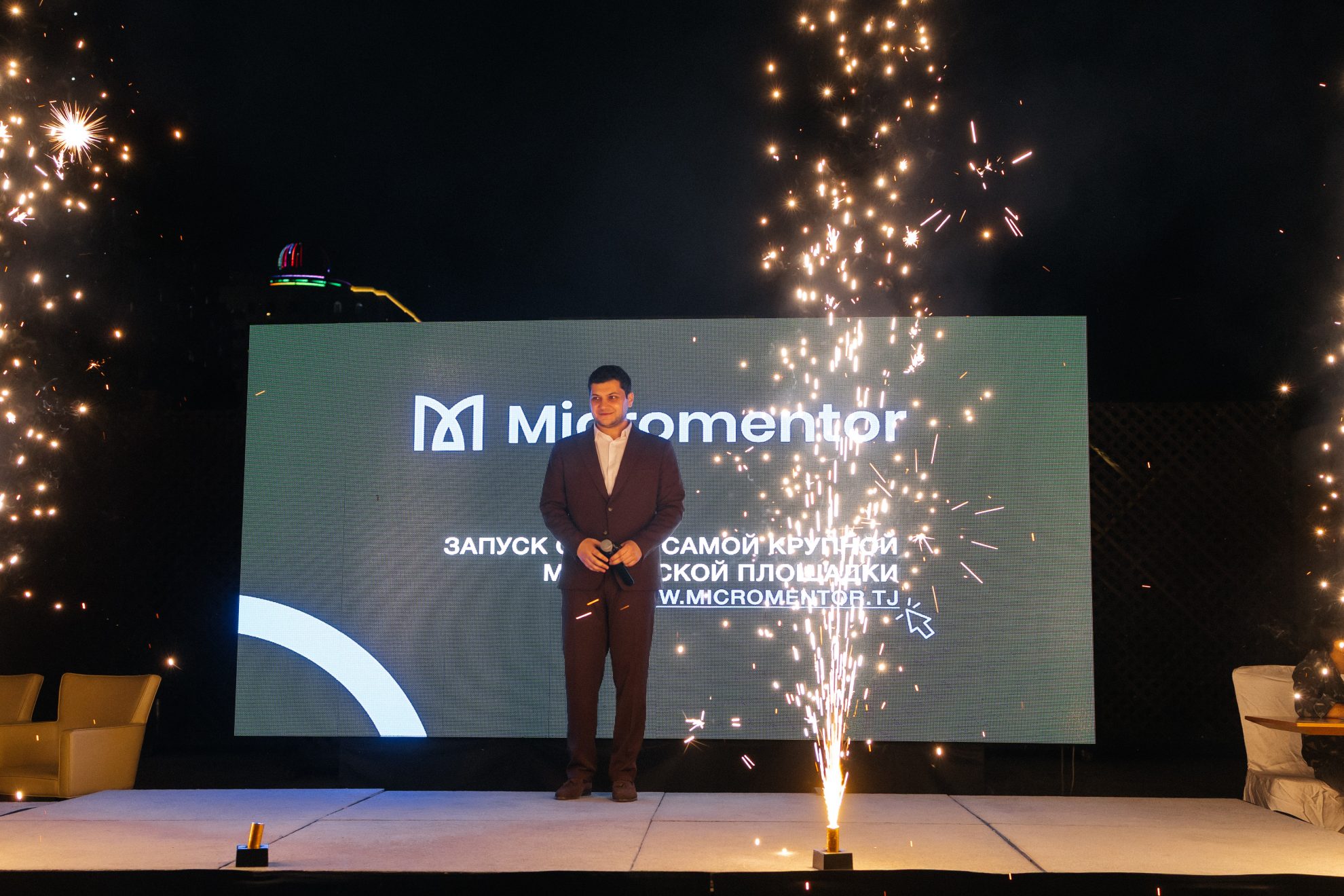 Мубориз Субхонов презентует платформу Micromentor. Фото: Азиз Нуруллаев