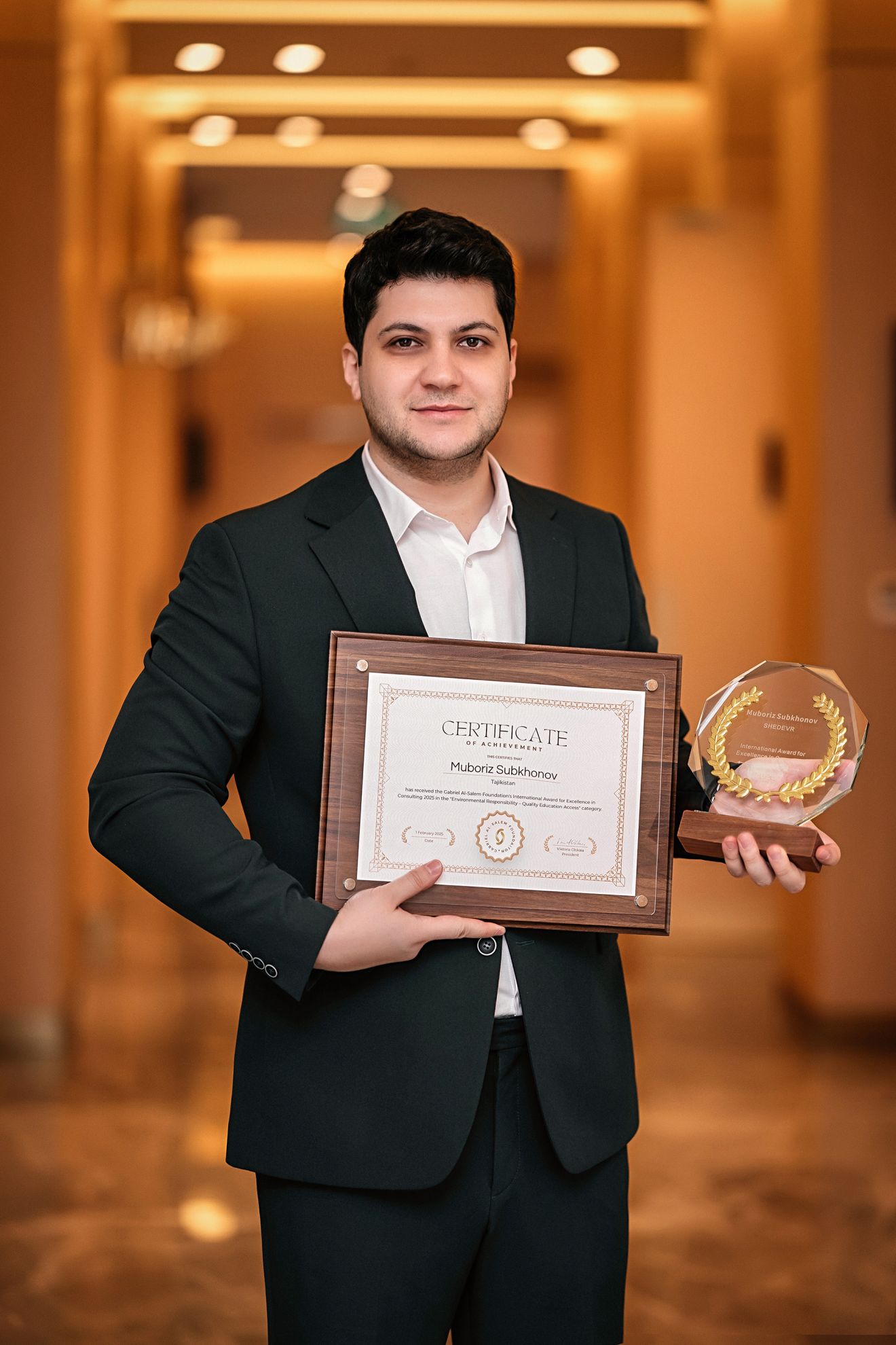 Мубориз Субхонов с наградой Gabriel Al-Salem Award for Excellence in Consulting